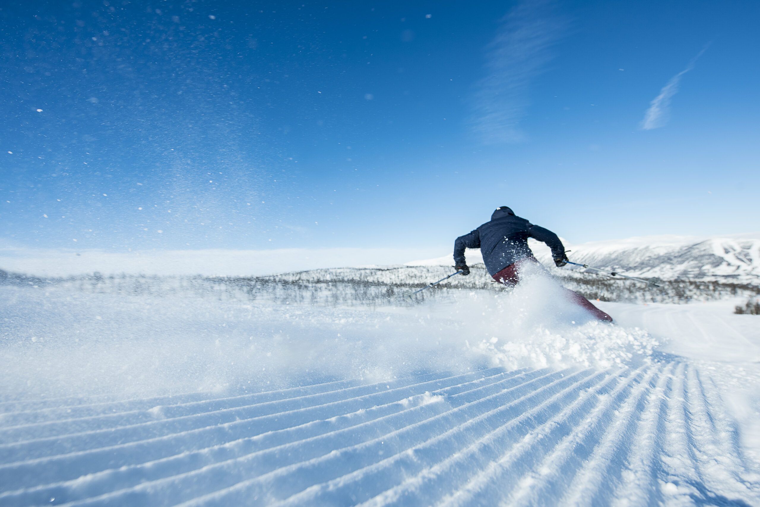 Alpinist i full fart på vei nedover skibakken. Foto