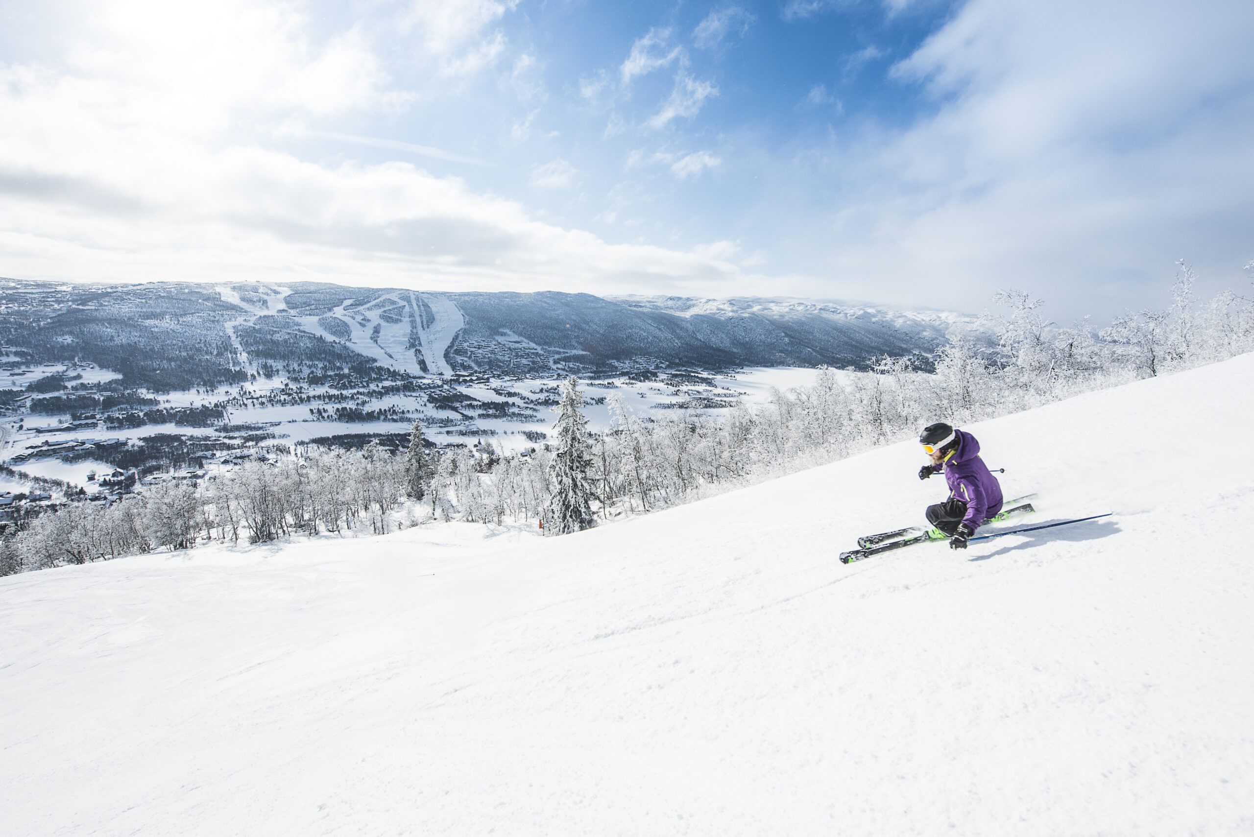 En person suser nedover alpinbakken på Geilo. Foto