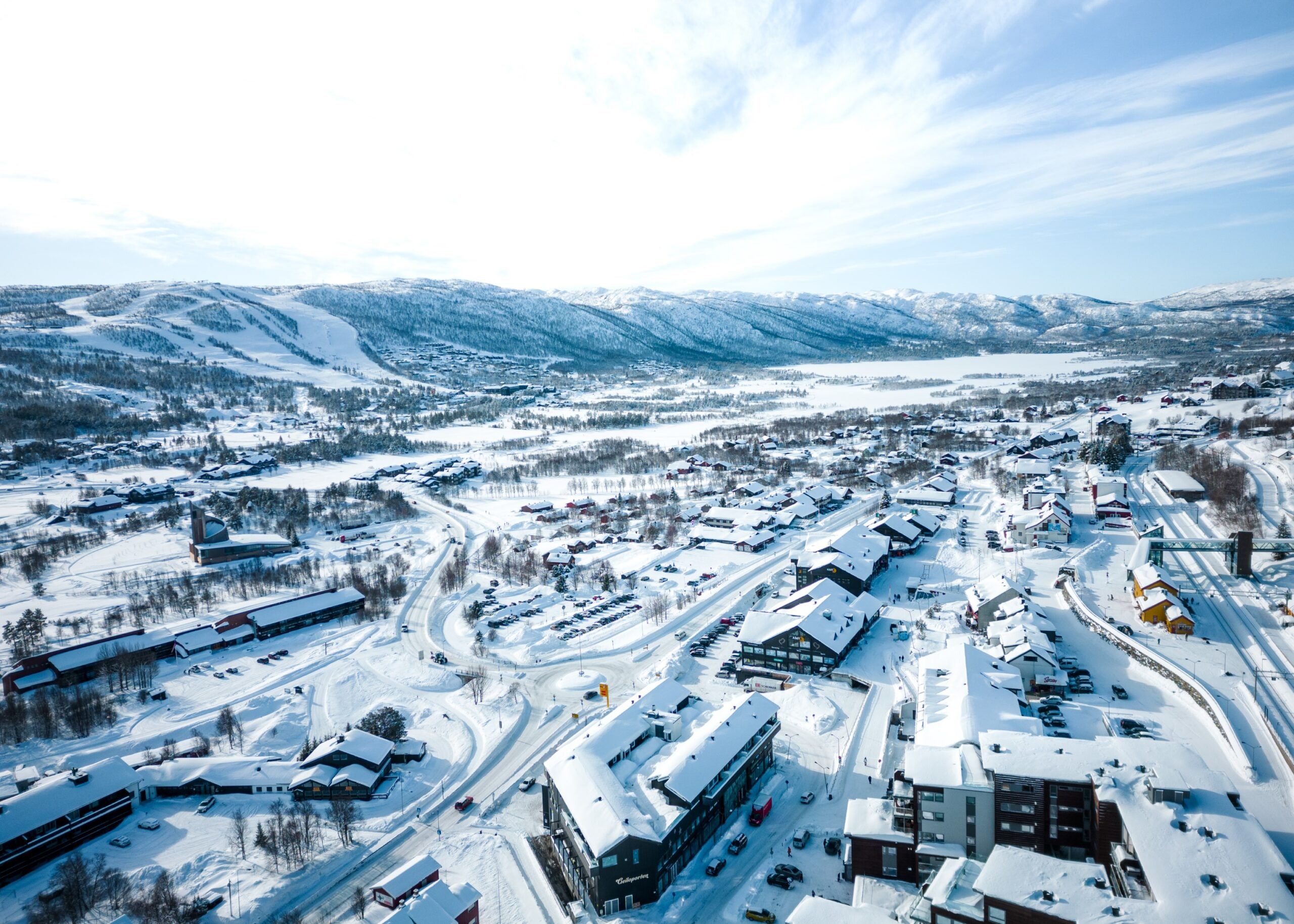 Tog står på stasjon, konduktør og passasjerer er på vei inn på toget. Foto: Paul Lockhart