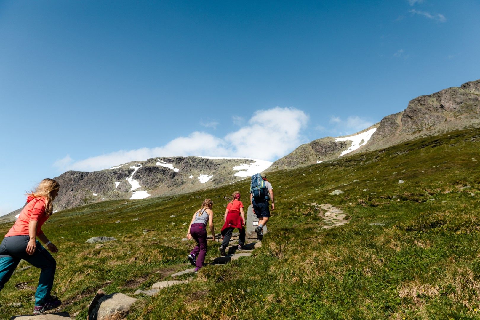 Et par går på fjellet på Hallingskarvet om sommeren. Foto